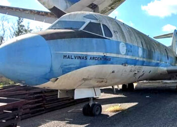 Rescatan un avión histórico que participó en Malvinas para un museo de Oliva