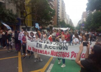 Docentes autoconvocados, con impedimentos de por medio, instalaron una carpa como forma de protesta