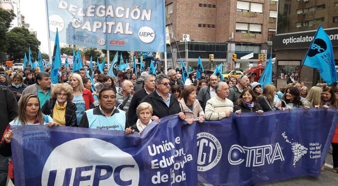 Docentes realizarán un paro por 24 horas este viernes en Córdoba