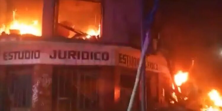Incendio en Santos Lugares: evacuaron a 40 familias tras una fuga de gas