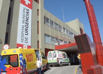 Un hombre realizaba tareas en el alumbrado público, se electrocutó y cayó al vacío