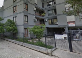 Llegó a su departamento y encontró al guardia del edificio en el interior