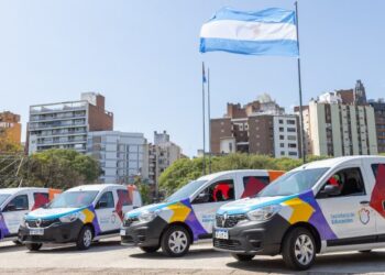 Incorporan seis nuevos vehículos al servicio de la Secretaría de Educación