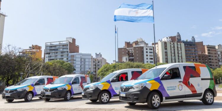 Incorporan seis nuevos vehículos al servicio de la Secretaría de Educación