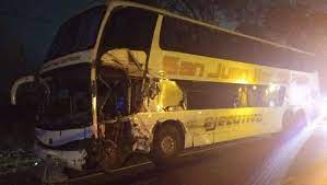 Un choque entre un colectivo y un camión provocó cinco heridos