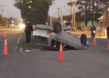 Violento choque y vuelco en el Camino Interfábricas
