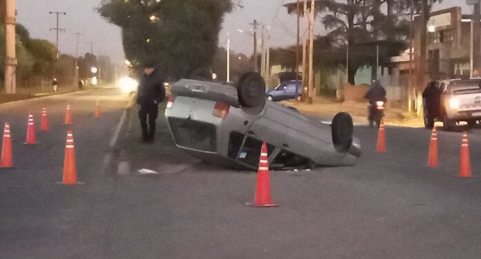 Violento choque y vuelco en el Camino Interfábricas
