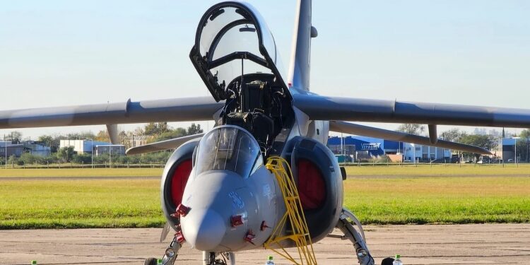 Entregan a la Fuerza Aérea un avión Pampa III construido en Córdoba