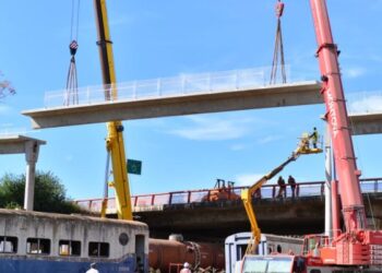 Colocan el último tramo de la ciclovía en altura