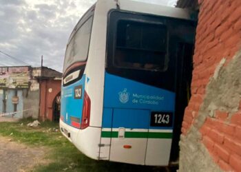 Un colectivo urbano perdió el control y se incrustó en un galpón abandonado