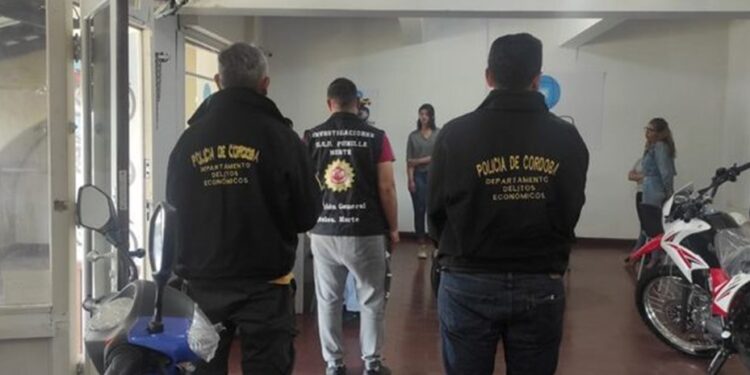 Detuvieron a once personas por estafas con ventas de motocicletas