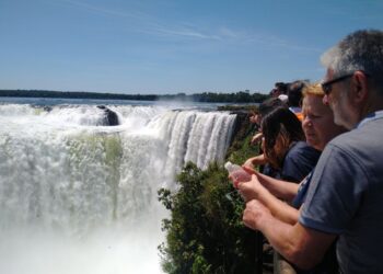 Casi un millón de turistas viajaron por el país durante el fin de semana largo