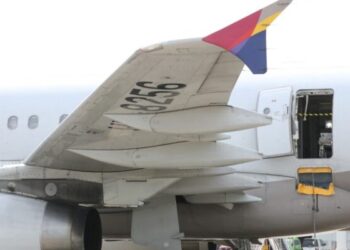 Un pasajero abrió la puerta de emergencia de un avión en pleno vuelo y hay 12 heridos