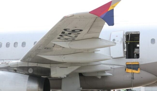 Un pasajero abrió la puerta de emergencia de un avión en pleno vuelo y hay 12 heridos