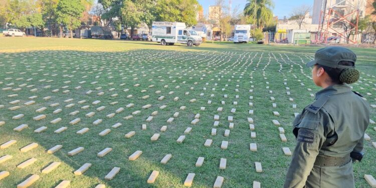 Incautaron 2.300 kilos de marihuana en un puente que une Corrientes con Chaco