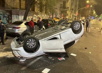 Impactante choque y vuelco en Avenida Vélez Sarsfield