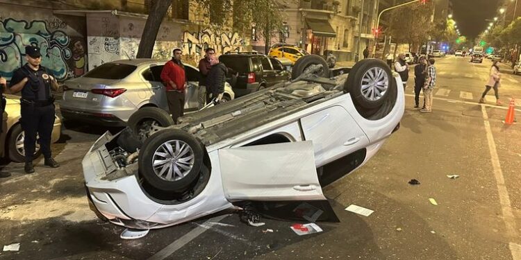 Impactante choque y vuelco en Avenida Vélez Sarsfield