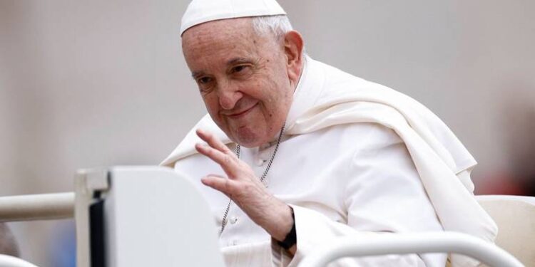 El Vaticano informó que el papa tuvo otra noche tranquila tras una semana con mejoras