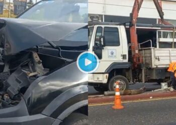 Un vehículo chocó contra un poste de luz en avenida Colón y lo derribó
