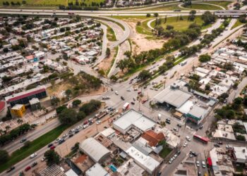 Un colectivo embistió a un auto en avenida Armada Argentina