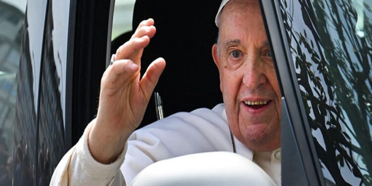 El papa Francisco recibió el alta y el domingo ya recitará el Ángelus