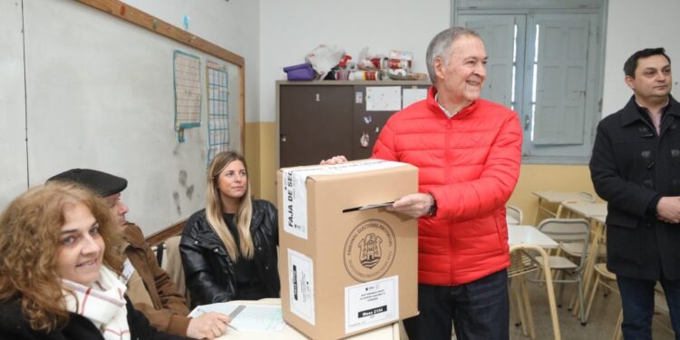 Juan Schiaretti votó en Córdoba y pidió que los ciudadanos asistan "masivamente" a las urnas