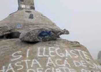 Vandalizaron la cima del cerro Champaquí con pintadas