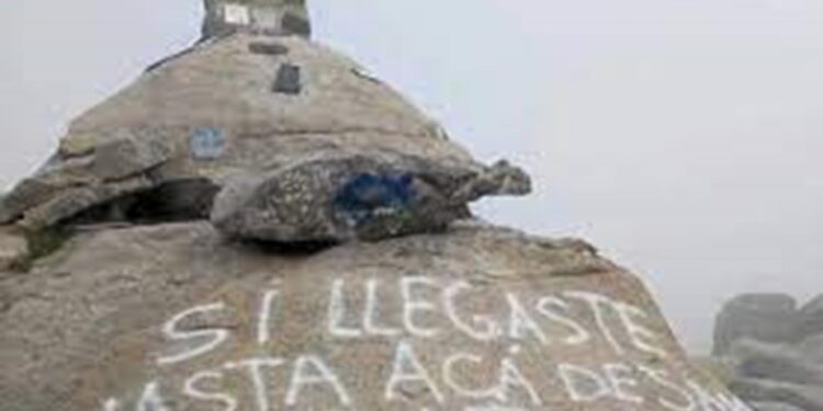 Vandalizaron la cima del cerro Champaquí con pintadas