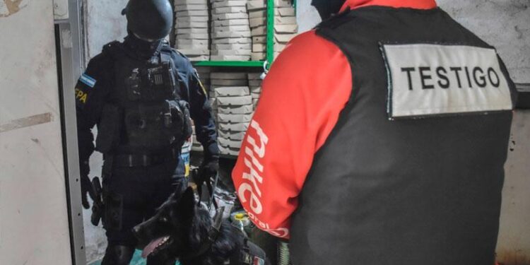 En el frente de su casa funcionaba un kiosco, el cual utilizaba de distracción para los investigadores.