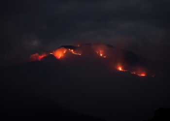 El incendio en el Cerro Uritorco continúa activo