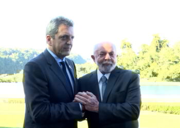 Massa viajó a Brasil para reunirse con Lula