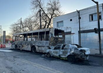 Un remis y un colectivo chocaron y se incendiaron, sin víctimas graves