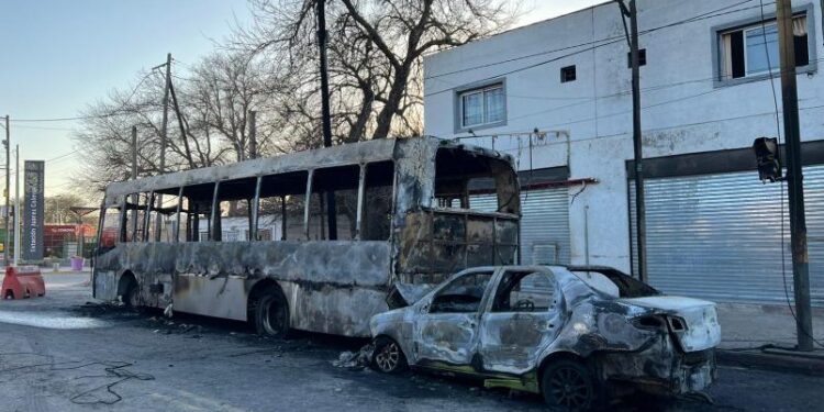 Un remis y un colectivo chocaron y se incendiaron, sin víctimas graves