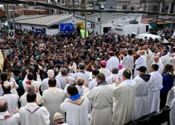 Celebran la misa de curas villeros "en desagravio por los ultrajes" a la figura del Papa