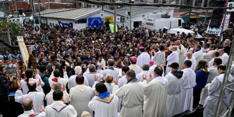 Celebran la misa de curas villeros "en desagravio por los ultrajes" a la figura del Papa