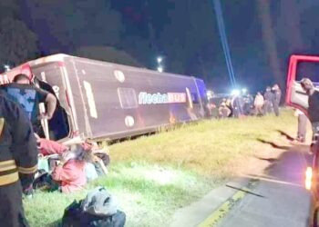 Volcó un colectivo con egresados en Entre Ríos: hay 10 heridos