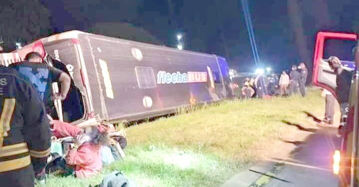 Volcó un colectivo con egresados en Entre Ríos: hay 10 heridos