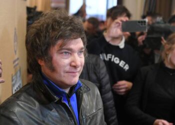 Votó Javier Milei: cientos de militantes lo esperaron para manifestar apoyo