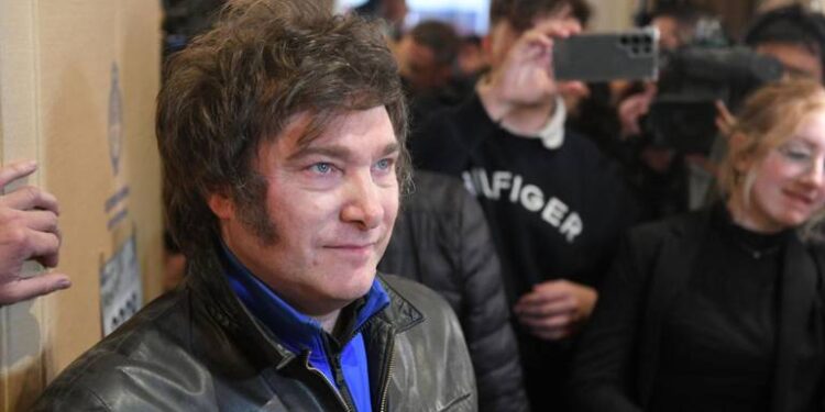 Votó Javier Milei: cientos de militantes lo esperaron para manifestar apoyo