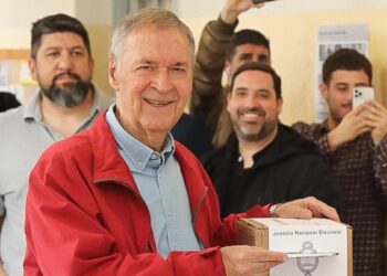 Juan Schiaretti emitió su voto: "Hoy se define qué Argentina vamos a tener en el futuro"