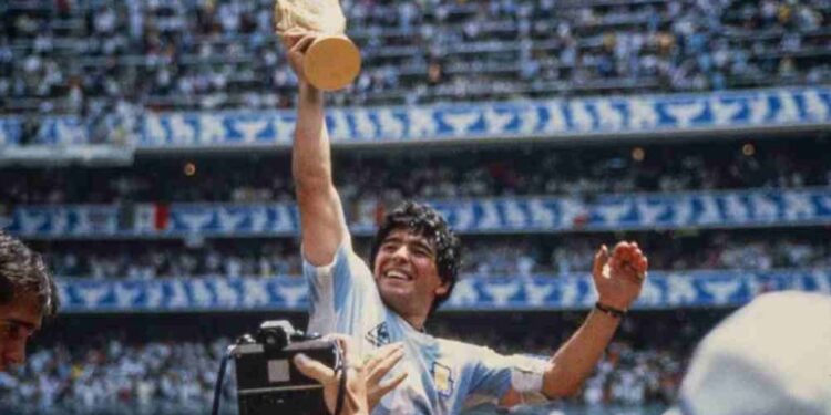 El ambiente del fútbol recuerda a Maradona que hoy cumpliría 63 años