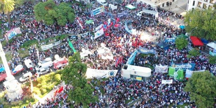 La CGT comienza a marchar contra el DNU de Milei