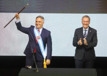 Llaryora recibió la banda y el bastón de gobernador por parte de Juan Schiaretti