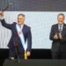 Llaryora recibió la banda y el bastón de gobernador por parte de Juan Schiaretti