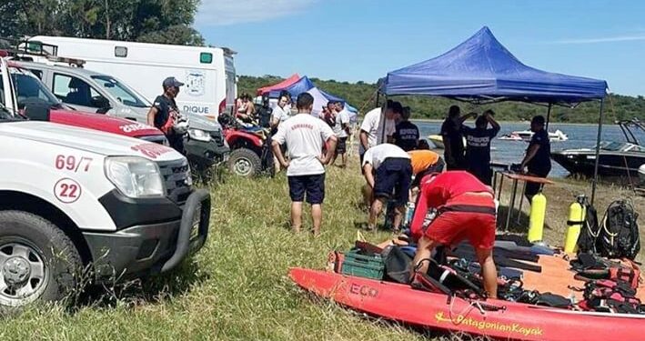 Intensa búsqueda de un hombre que cayó de una moto de agua en el lago de Embalse