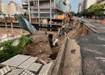 Cuánto demorarán los arreglos del socavón en avenida Vélez Sársfield