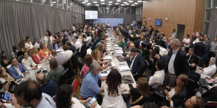 Ley Ómnibus: el oficialismo logró el dictamen de mayoría junto a bloques "dialoguistas" en Diputados