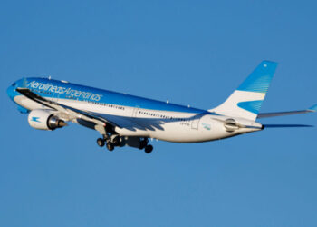 Aerolíneas Argentinas comenzó a operar sus vuelos nocturnos a precios reducidos