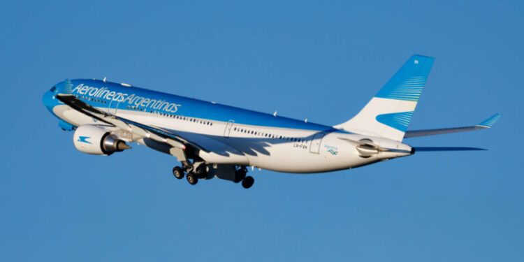 Aerolíneas Argentinas comenzó a operar sus vuelos nocturnos a precios reducidos