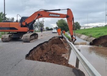 Temporal: reparan daños en la colectora de avenida Circunvalación